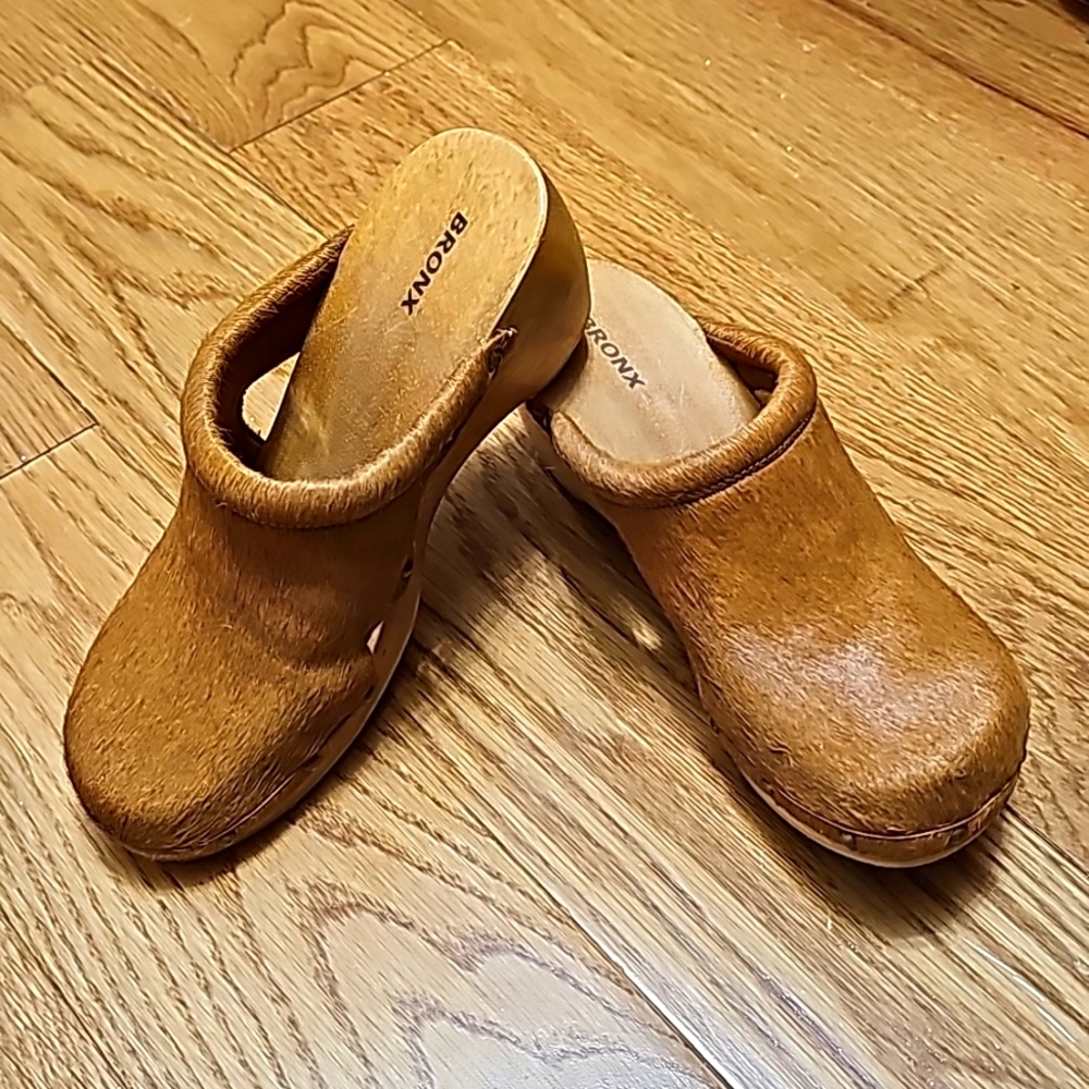 Leather pony hair clogs